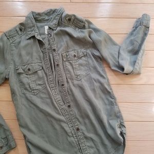 Cute khaki green button up shirt. Light weight.